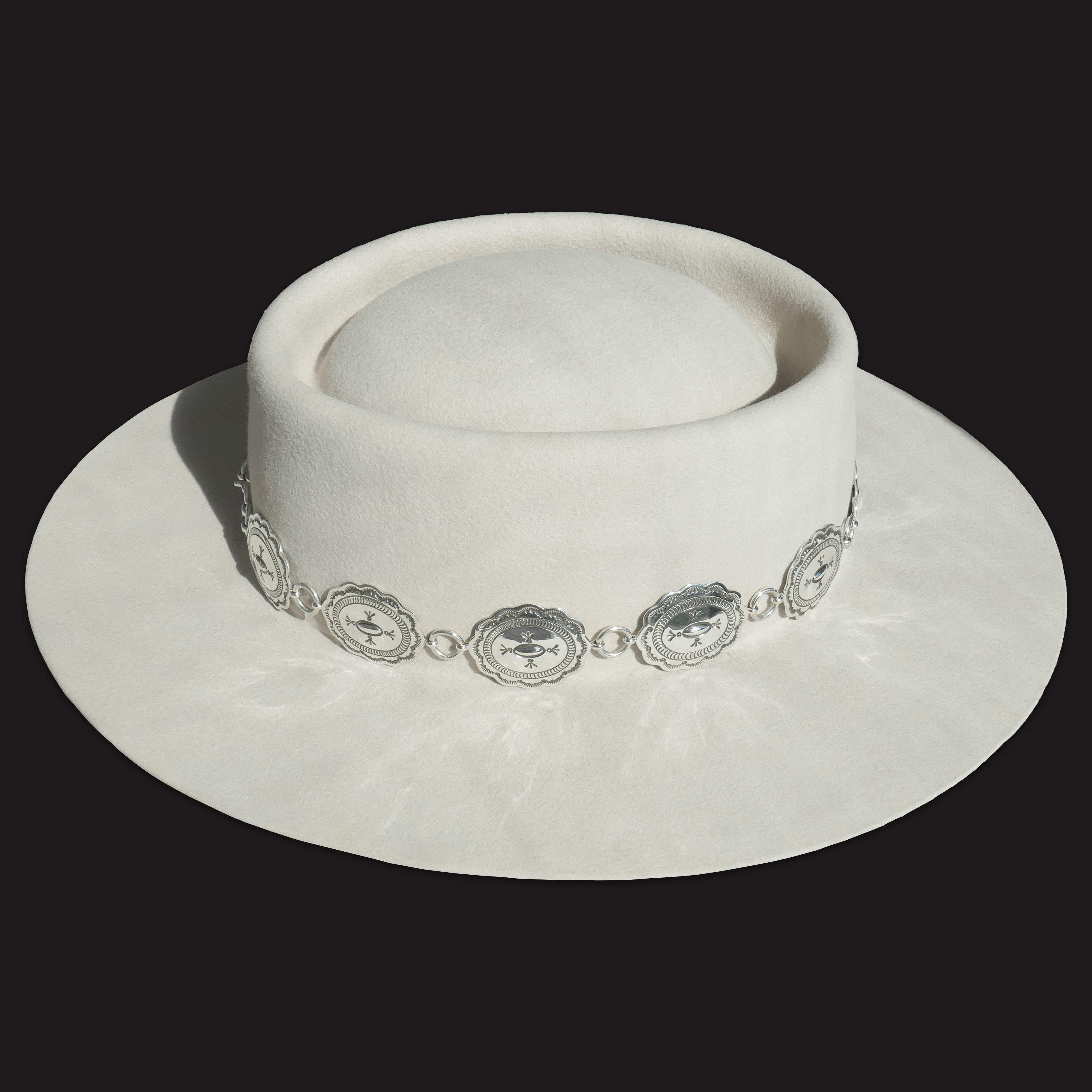 Cowgirls & Indians side view of sterling silver chain link hatband on white felt western hat. 